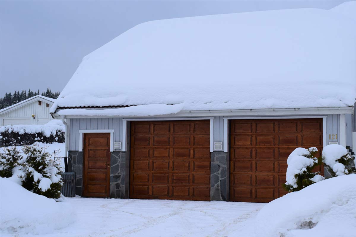 Fix Frozen Garage Doors Fast: Easy Tips for Morning Struggles